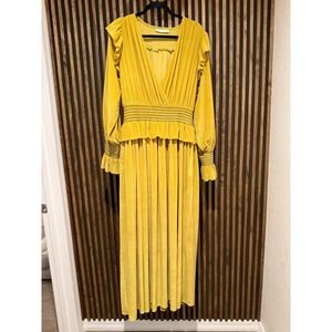 Chic Yellow Maxi Dress with V-Neck
